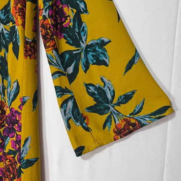 Le Kate small midi floral bell sleeves shift lined dress. Zip in the back. (J) - Picture 2 of 8